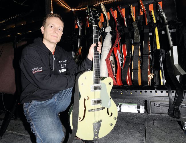 File:4-21-2010 Equipment Guitar tech Jez Webb poses with Martin's Gretsch.jpg